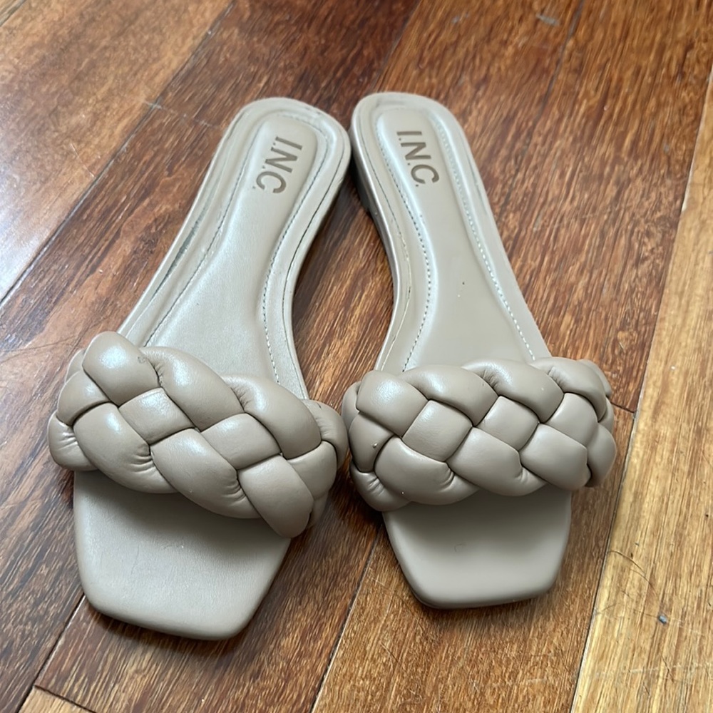 Sexy tan sandals!!